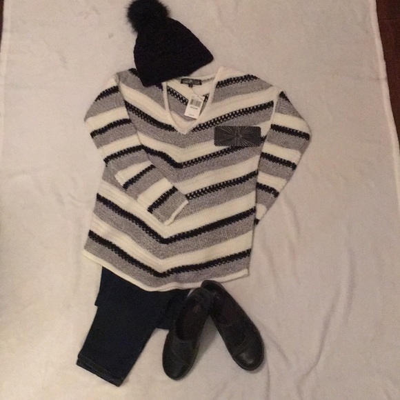 NWT! Fun V-neck chevron striped b&w sweater. - Picture 3 of 8